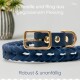 Navyblaues Haustierhalsband mit einer Messing-Schnalle und Ring, mit einem geflochtenen Design. Der Text lautet 'Robust & unauffällig.'