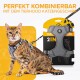 Eine Katze in einem grauen Geschirr steht neben einem "2 in 1" Tierhood-Geschirr-Paket auf einem hellorangefarbenen, gemusterten Hintergrund.