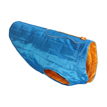 Eine leuchtend blaue Hundejacke mit orangefarbenem Innenfutter, mit einer Reißverschlusstasche und einem gesteppten Design.