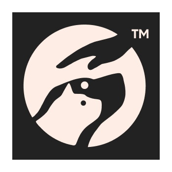 Rundes Logo: Zwei Hände formen die Silhouette eines Hundegesichts innerhalb eines hellen Kreises auf dunklem Hintergrund; 'TM' oben rechts.