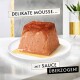 Delikatny deser musowy z błyszczącym sosem, podany na białym talerzu z tekstem 'Delikate Mousse... mit Sauce überzogen!'