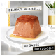 Dessert mousse délicat surmonté d'une sauce brillante, présenté sur une assiette blanche avec le texte "Delikate Mousse... mit Sauce überzogen!"