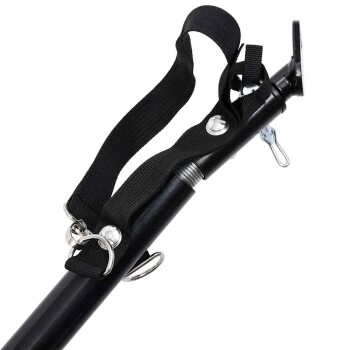 Schwarze Haustier-Leinenbefestigung mit verstellbarem Riemen und Metallclips, entworfen für eine sichere Handhabung von Haustieren.