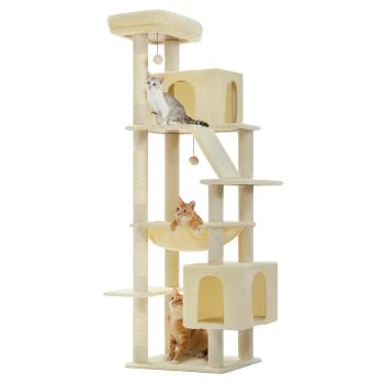 Beiger mehrstufiger Kratzbaum mit drei Katzen, die auf verschiedenen Plattformen und Würfelverstecken spielen und ruhen.