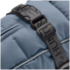 Nahaufnahme eines blauen Haustierträgers mit einem stabilen Schnallenverschluss und einem verstellbaren Riemen mit "HUNTER"-Markierung.