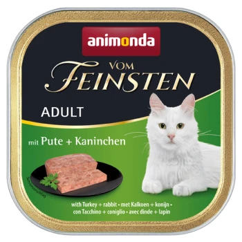Weiße Katze neben einer Dose Animonda Vom Feinsten Adult Katzenfutter, mit Truthahn und Kaninchen, mit Text in mehreren Sprachen.