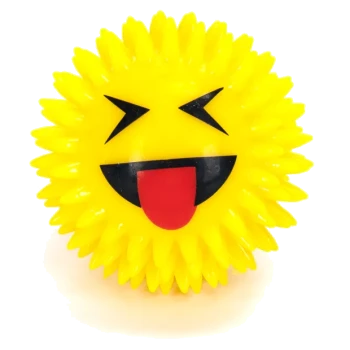 Gelber stacheliger Gummispielball für Haustiere mit einem spielerischen Emoji-Gesicht, das seine rote Zunge herausstreckt.