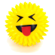 Gelber stacheliger Gummispielball für Haustiere mit einem spielerischen Emoji-Gesicht, das seine rote Zunge herausstreckt.