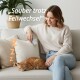 Frau sitzt auf einem Sofa und hält einen Haustierpflegekamm neben einer schlafenden orangefarbenen getigerten Katze mit dem Text „Sauber trotz Fellwechsel“ und „zzz“.