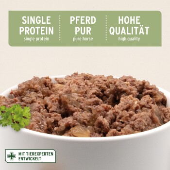 Schüssel mit Haustierfutter, das eine Fleischmischung mit der Aufschrift "Single Protein", "Reines Pferd" und "Hohe Qualität" zeigt, garniert mit grünen Kräutern.