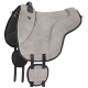 Graues Wildleder-Sattel mit schwarzen Akzenten, mit einem gepolsterten Sitz und verstellbaren Riemen für eine sichere Befestigung.