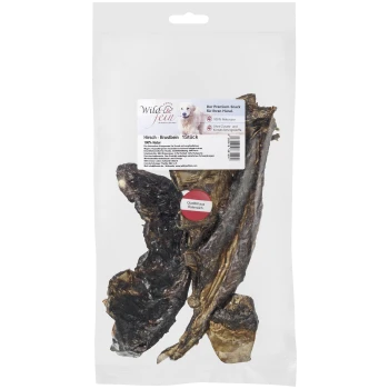 Suszony przysmak dla psów z piersi jelenia w przezroczystym opakowaniu oznaczonym jako "Wild & fein," prezentujący 100% naturalne składniki z Austrii.