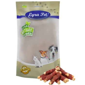 Kaurollen mit Entenbrust natur 1 kg Verpackung von Lyra Pet Hundeleckerlis mit dem Text "Lyra Nature Power" und Bildern eines Hundes, einer Katze und eines kleinen Hundes, neben gerollten Fleischleckerlis.