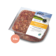 Ein quadratisches weißes Geschirr, gefüllt mit rohem Hackfleisch, auf einer Holzoberfläche platziert.