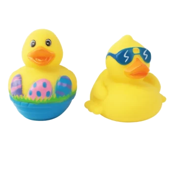 Gelbe Gummiente mit bunten Ostereiern in einem blauen Korb, von vorne und hinten gezeigt.