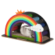 Eine verspielte Katze ruht sich in einem bunten katzenförmigen Tunnel in Regenbogenform mit einer Sonne und Wolkendekoration aus, mit dem Wort 'Rainbow!'