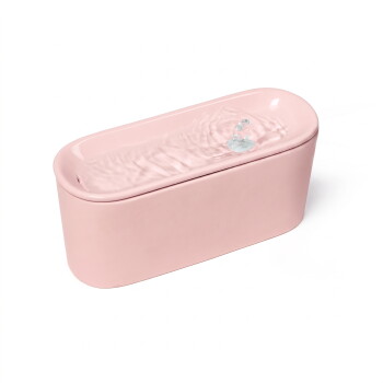 Rosa, ovaler Trinkbrunnen für Haustiere mit kleinem klarem Sprudelauslauf und leicht gewellter Wasseroberfläche.