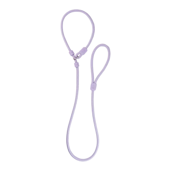 Hellviolette Slip-Lead-Hundeleine mit zwei verstellbaren Schlaufen, Kunststoffschiebern und einem Metallhaken vor schwarzem Hintergrund.