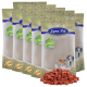 Sechs Beutel Lyra Pet Natural Power Haustierfutter aufgereiht, mit einem Haufen kleiner, roter, würfelförmiger Leckerlis davor.