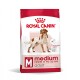 Royal Canin Medium Adult Hundefutterbeutel, mit einer Hundillustration, Größe "M" für Hunde von 11-25 kg, mit Text über Muskelmasse und Gesundheitsunterstützung.