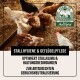 Hühner in einem mit Stroh gefüllten Stall mit Text, der Stallhygiene und Geflügelpflege fördert, mit Betonung auf optimierten Bedingungen und Geruchsneutralisation.