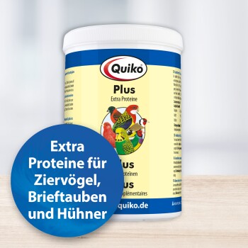 Quiko Plus Extra Protein Vogelsupplement mit bunten Vogelillustrationen und einem blauen Etikett, das "Extra Proteine für Ziervögel" liest.