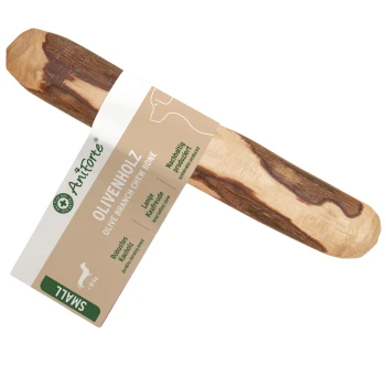 Olivenholz Kaubone für Hunde, mit einem Etikett mit dem Produktnamen "Olivenholz Kaubone", Gewicht 100g und Pflegehinweisen.