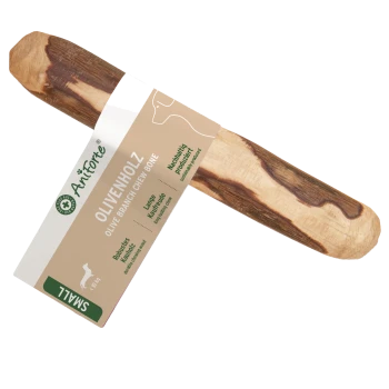 Olivenholz Kaubone für Hunde, mit einem Etikett mit dem Produktnamen "Olivenholz Kaubone", Gewicht 100g und Pflegehinweisen.