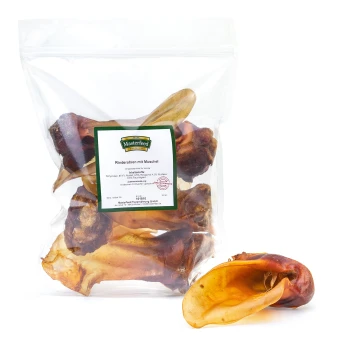 Eine durchsichtige Plastiktüte mit mehreren Rinderohren mit Schalen, beschriftet mit "Masterfeed Rinderohren mit Muschel", die Haustierleckerlis zeigt.