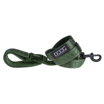 Grüne Hundeleine mit einem strukturierten Design und einem schwarzen Clip, mit einem DOOG-Logo-Patch.