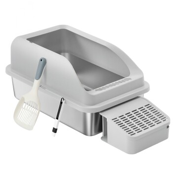 Graue Katzentoilette mit Deckel, Schaufel, Bürste und angebrachtem Siebtablett auf weißem Hintergrund.