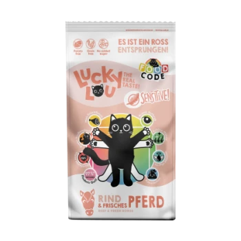 Eine Tüte "Lucky Lou" Katzenfutter mit einer Cartoon-Schwarzen Katze, die "Sensitive!" hervorhebt und deutschen Text für Rind und Pferd enthält.