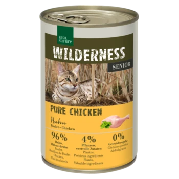Boîte de nourriture pour animaux Wilderness Senior Pure Chicken, présentant un chat dans un fond herbeux. Contient 96% de poulet, 4% de plantes, 0% de céréales.