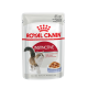 Royal Canin Instinctive Katzenfutterbeutel, 85g, mit einer fluffigen Katzenillustration, mit Text in mehreren Sprachen über die Ernährung von erwachsenen Katzen.