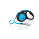 Eine ausziehbare Hundeleine mit einem schwarzen Griff und blauen Akzenten, mit einer blauen Leine und einem silbernen Clip am Ende.