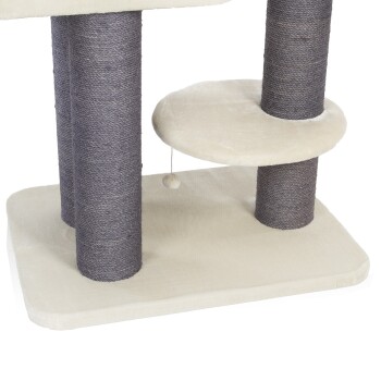 Katzenbaum mit zwei Kratzpfosten, die mit grauem Sisal-Seil umwickelt sind, einer weichen cremefarbenen Plattform und einem baumelnden Spielzeugball.
