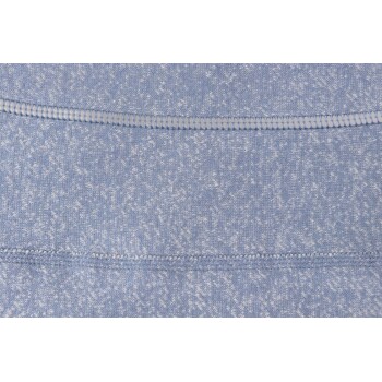 Hellblauer Stoff mit einem strukturierten Muster, das sichtbare Nähte entlang der Kanten aufweist.