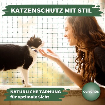 Eine schwarz-weiße Katze mit einem Halsband greift nach der Hand einer Person vor einem netzartigen Hintergrund. Text: "Katzenschutz mit Stil" und "Natürliche Tarnung."
