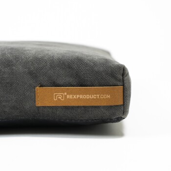 Graues Haustierbett mit einer strukturierten Oberfläche, das ein braunes Etikett mit der Aufschrift "RexProduct.com" trägt.