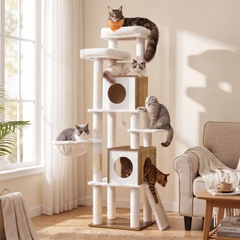 Weiß-Holz mehrstöckiger Kratzbaum in einem sonnenbeschienenen Wohnzimmer mit fünf Katzen, Hängematte, Höhlen und einem orangefarbenen Etikett mit kleinem Text
