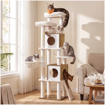 Weiß-Holz mehrstöckiger Kratzbaum in einem sonnenbeschienenen Wohnzimmer mit fünf Katzen, Hängematte, Höhlen und einem orangefarbenen Etikett mit kleinem Text