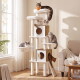 Weiß-Holz mehrstöckiger Kratzbaum in einem sonnenbeschienenen Wohnzimmer mit fünf Katzen, Hängematte, Höhlen und einem orangefarbenen Etikett mit kleinem Text