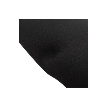 Nahaufnahme eines strukturierten schwarzen Stoffes, der eine leichte Vertiefung zeigt, geeignet für Haustierprodukte oder Zubehör.