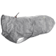 Grau camouflierter Hunderegenmantel mit Kapuze, verstellbaren Riemen und einer Tasche, entworfen zum Schutz des Haustiers bei nassem Wetter.