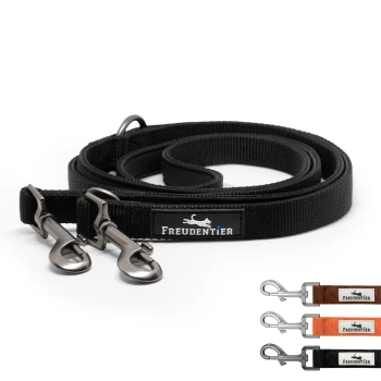 Schwarze Hundeleine mit zwei Metallclips und einem Etikett mit der Aufschrift "FREUDENTIER", zusammen mit braunen und schwarzen Varianten präsentiert.
