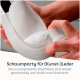 Eine Person trägt Schaumreiniger auf einen weißen Kunstlederschuh auf, um Verjüngung und Glanz zu fördern.