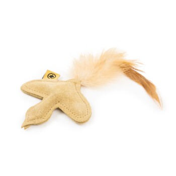 Ein plüschiges Haustierspielzeug in Form eines Vogels mit einem weichen beigen Körper und einem flauschigen Feder-Schwanz, mit einem kleinen Etikett.