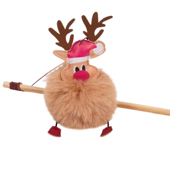 Ein festlicher Katzenspielzeug mit einem flauschigen braunen Pompon, der ein Rentiergesicht, Geweih und einen Weihnachtsmannhut zeigt, befestigt an einem Holzstock.