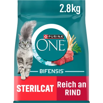 Purina ONE Bifensis Katzenfutterbeutel, 2,8 kg, mit einer flauschigen grauen Katze, mit dem Text 'STERILCAT' und 'Reich an RIND', der prominent angezeigt wird.