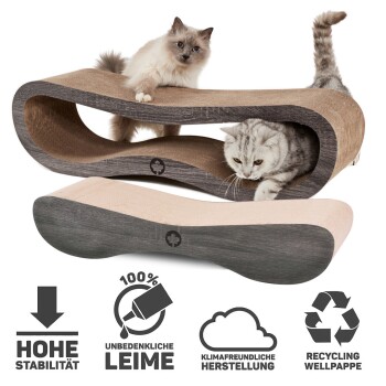Zwei Katzen spielen auf einem gebogenen Pappkratzbaum mit umweltfreundlichen und sicheren Herstellungskennzeichnungen.